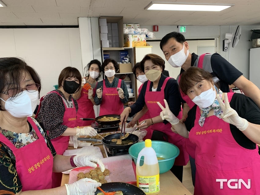 정림동 추석명절 음식 나눔 활동 장면