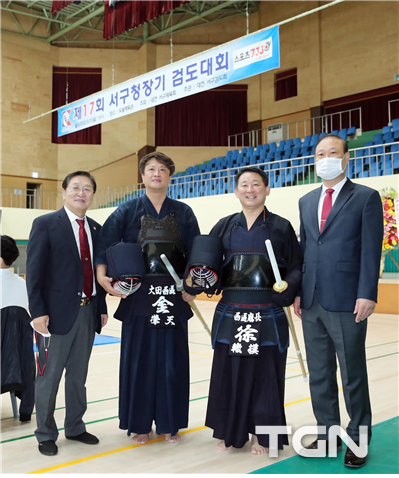 서구청장기 검도대회에서 도복을 입고 포즈를 취한 서철모 서구청장