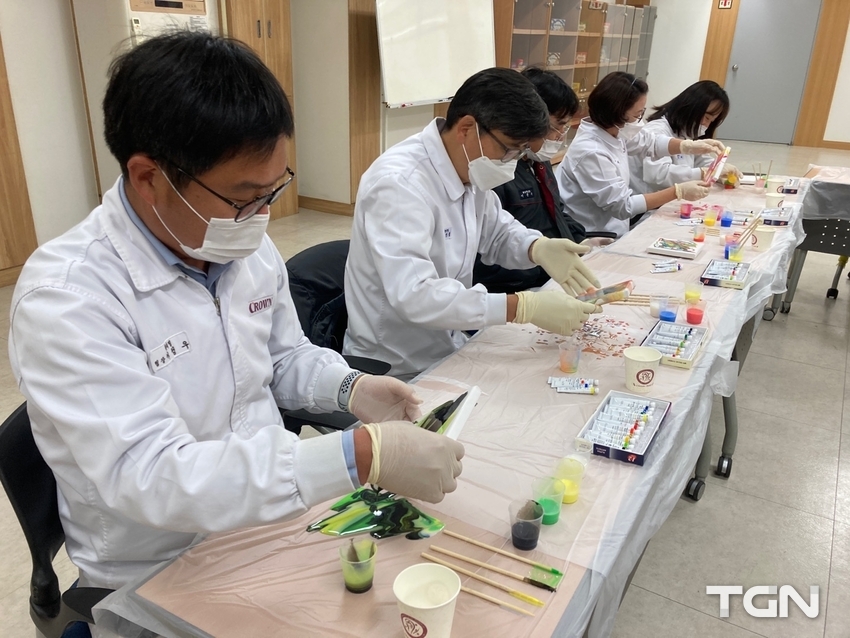 크라운제과 대전공장 직원들이 대덕문화관광재단이 진행한 토닥토닥 문화예술학교 프로그램의 미술치유수업에 참여해 작품을 제작하고 있다.
