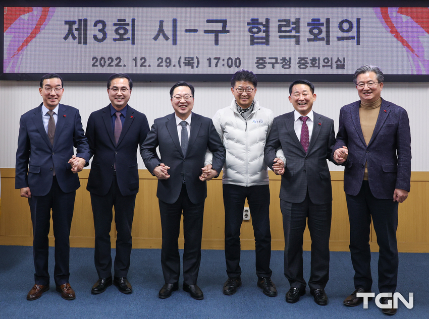  왼쪽부터 김광신 중구청장, 박희조 동구청장, 이장우 대전시장, 최충규 대덕구청장, 서철모 서구청장, 정용래 유성구청장