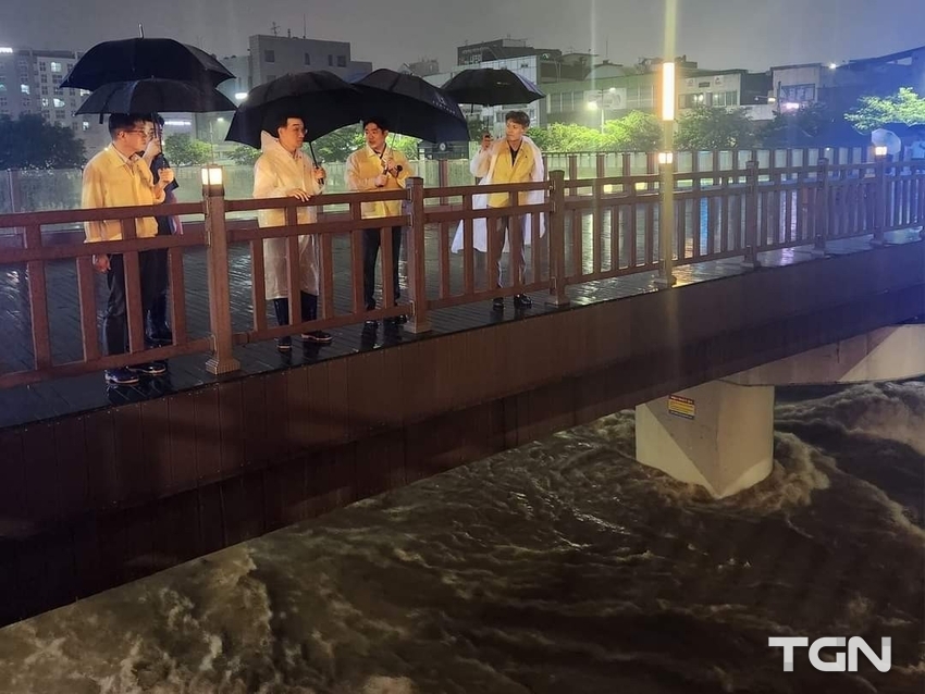  대전천 현장점검에 나선 김광신 대전 중구청장