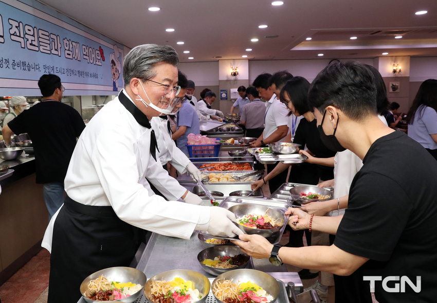 9일 정용래 유성구청장이 직원들에게 안부를 건내며 배식하고 있다.