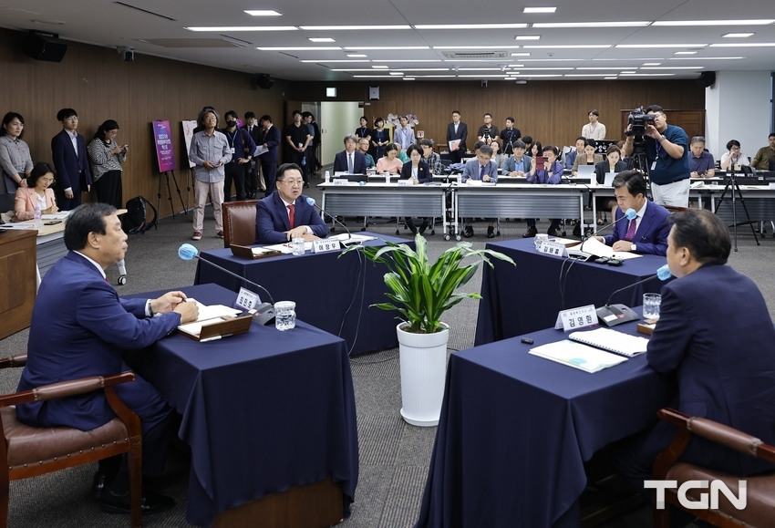 충청권 특별지방자치단체 합동추진단은 13일 세종시청 대회의실에서 ‘제32회 충청권 행정협의회’를 개최<br>