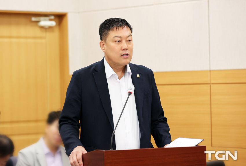15일 대전광역시 유성구의회 여성용 의원이 의회장에서 대표 발의를 하고 있다. 