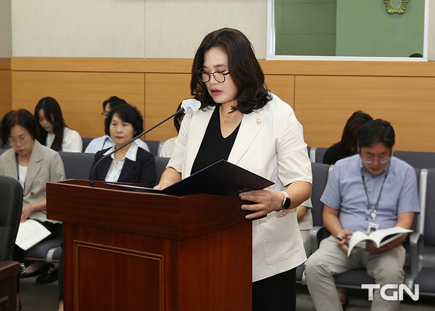 19일 이명숙 대전 유성구의원은 유성구의회 임시회에서 '유성구의회 민원처리에 관한 조례안'을 대표 발의하고 있다. 