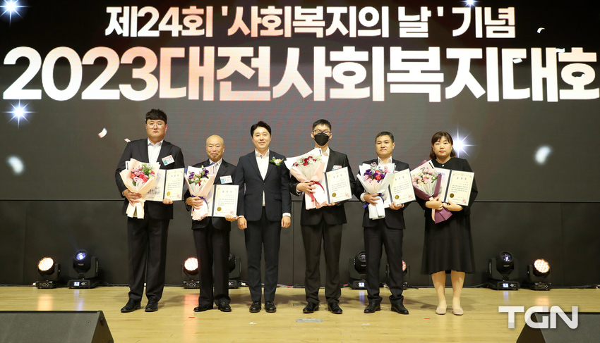 김진오 부의장은 대전광역시 사회복지협의회 정창수 회장을 비롯한 관계자에게 감사를 표하고 사회복지 유공자를 표창했다.