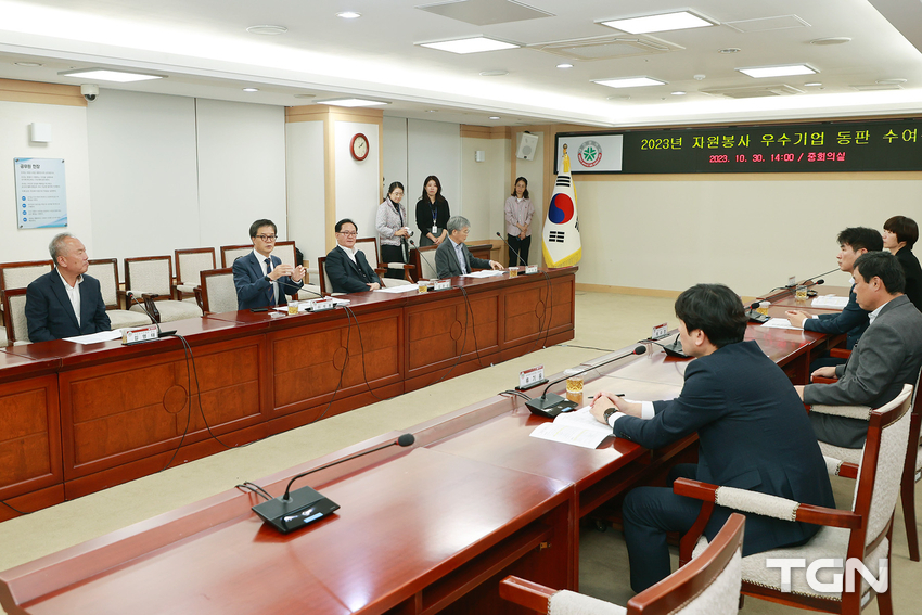 왼쪽부터 구자행 대전시자원봉사센터 센터장, 김창섭 대전시자원봉사센터 이사장, 한국특허기술진흥원 류기웅 기획팀장, 대전보훈병원 채수정 운영실장, 이석봉 부시장, 도안세종대덕레고 공식인증 러닝센터 주혜란 원장, 바른길치과 의원 문창희 행정원장, 대전시자원봉사연합회 김영태 회장
