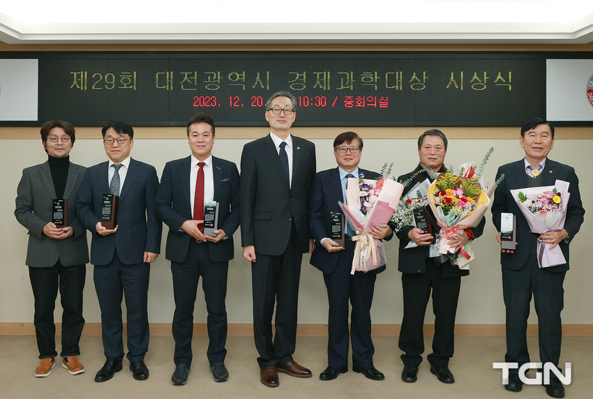 대전시는 20일 대전의 경제와 과학발전에 기여한 분들에게 제29회 경제과학대상을 수여했다.