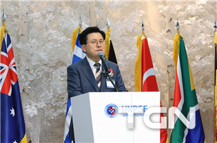 황교안 전 총리가 세계평화UN장학재단의 UN나눔봉사 시상식에서 축사를 하고 있다.
