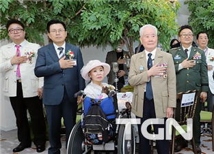 왼쪽부터 박기활 이사장, 황교안 전총리, 소헌영 이사장이 국기에 대한 경례를 하고 있다.