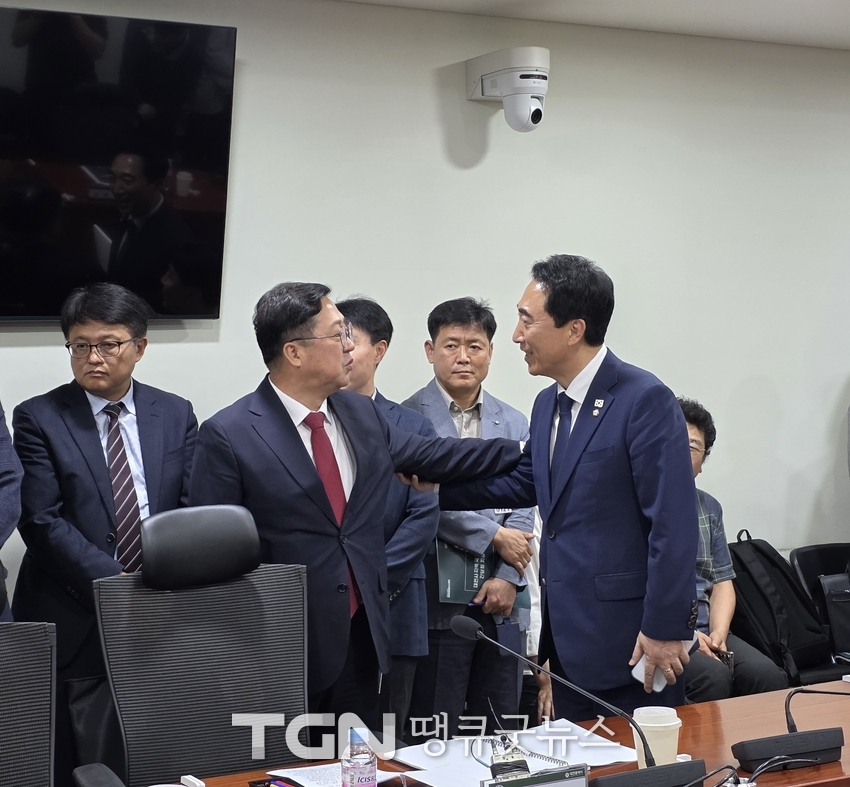 25일 박수현 국회의원은 이장우 대전시장이 대전 지역 국회의원 간담회에 방문하여 응원 격려 인사를 나누고 있다. (사진=TGN 땡큐굿뉴스 김정은 기자)