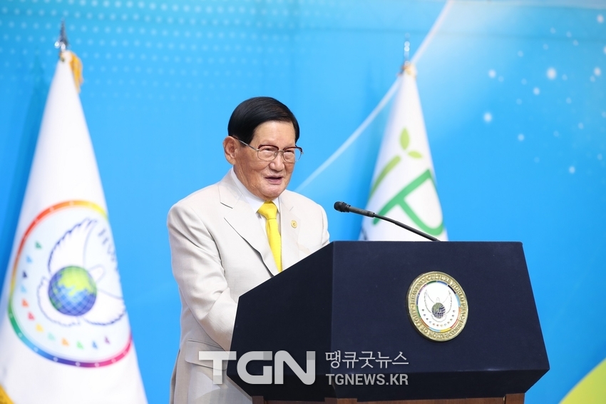  18일 대한민국 청주에서 ‘HWPL 9·18 평화 만국회의 제11주년 기념식’이 열린 가운데 이만희 대표가 기념사를 하고 있다.