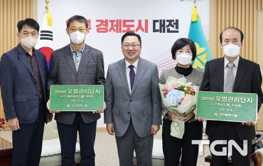 왼쪽부터 유성 도안2블럭베르디움아파트 유재희 관리사무소장, 한재경 입주자대표회장, 이장우 대전시장, 서구 도안베르디움아파트 박미희 관리사무소장, 양희석 입주자대표회장 입니다.