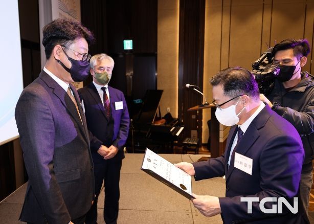 이장우 대전시장, 우수 중소기업인 시상 및 격려