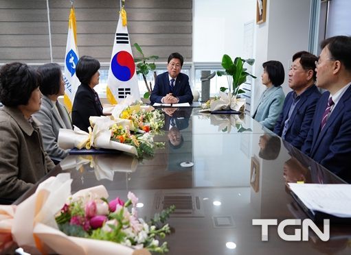 28일, 최교진 교육감이 정년퇴직하는 교육공무직원들과 이야기를 나누고 있다.