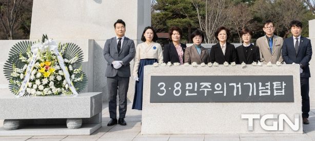 제63주년 3·8민주의거 기념일을 맞아 기념탑 참배