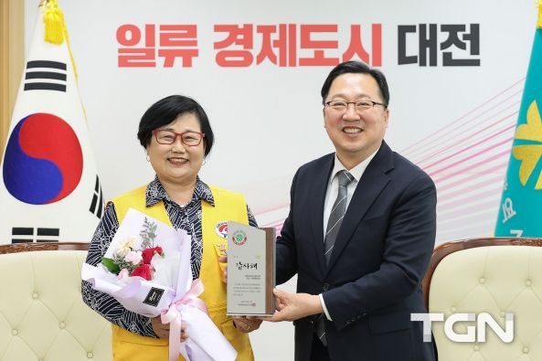 이장우 대전시장, 대한적십자봉사회 대전 ․ 세종협의회에 감사패 수여