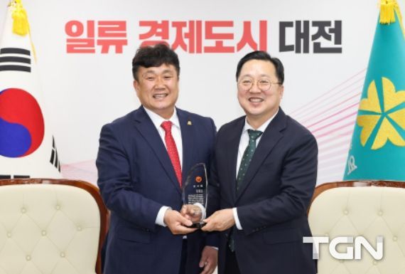 중앙시장 활성화구역 상인회, 이장우 대전시장에 감사패 전달