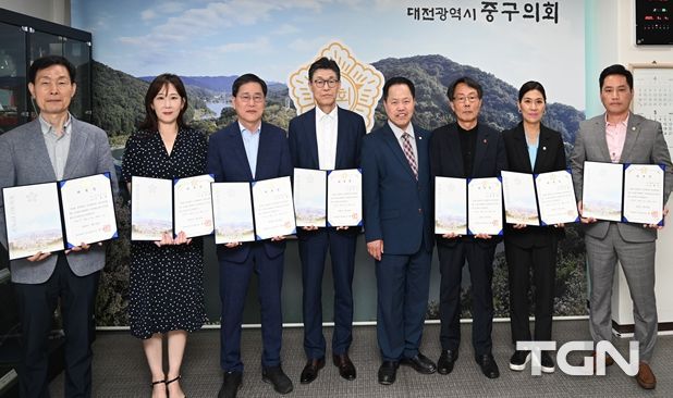공무국외출장 심사위원회 위촉식에 참석한 윤양수 의장(왼쪽에서 다섯번째)이 위원들과 기념촬영을 하고 있다.