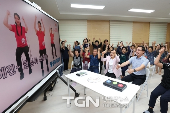 박희조 동구청장, 대전 동구 지역 곳곳에 문 연 ‘스마트사랑방’… 세대 소통 거점