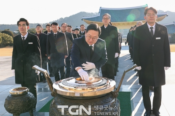 이장우 시장, 병오년 새해 첫날 현충원 참배