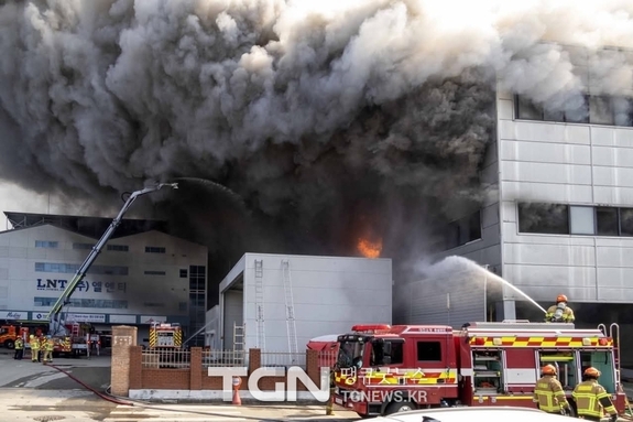 [속보] 이장우 시장, 대전 문평동 자동차 부품 공장 화재 진압 작업 중 현장 보고.. 14명 연락 두절
