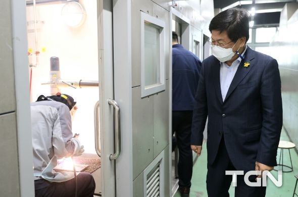 최교진 교육감이 세종하이텍고등학교를 방문해 연수에 참여한 시설관리직원들을 격려하고 있다.