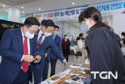 이장우 대전시장, 추석맞이 직거래 큰 장터 찾아 추석 인사 전해